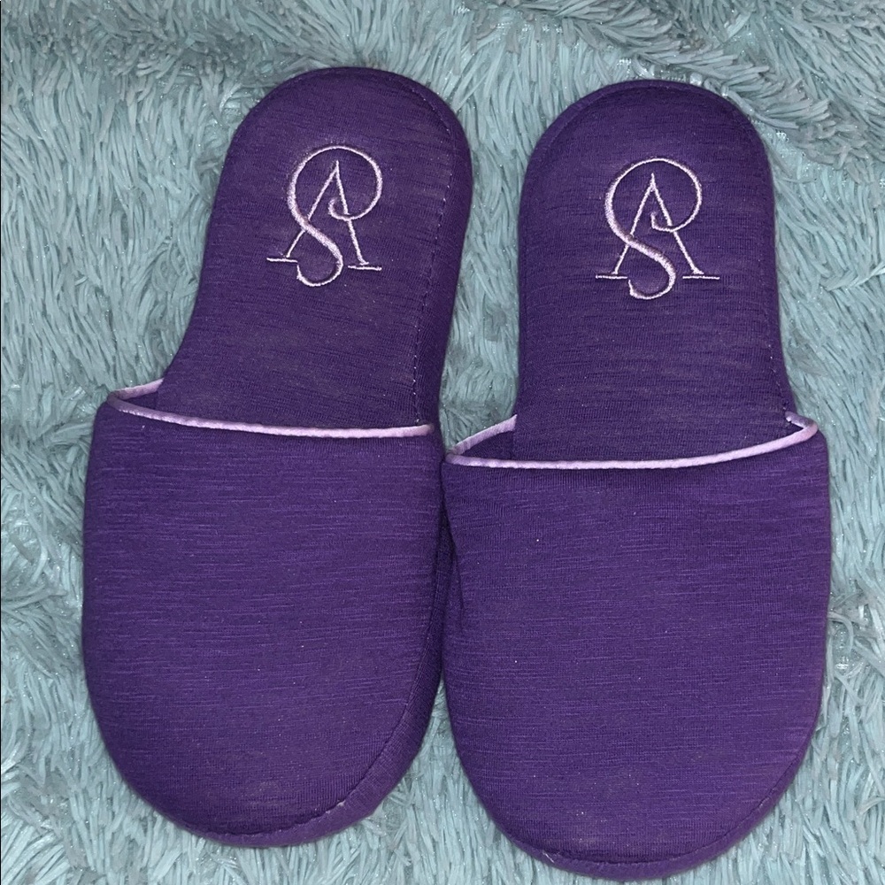 VICTORIAS SECRET NEW M PURPLE SLIPPERS W PINK VS EMBROIDERED INSIGNIA
